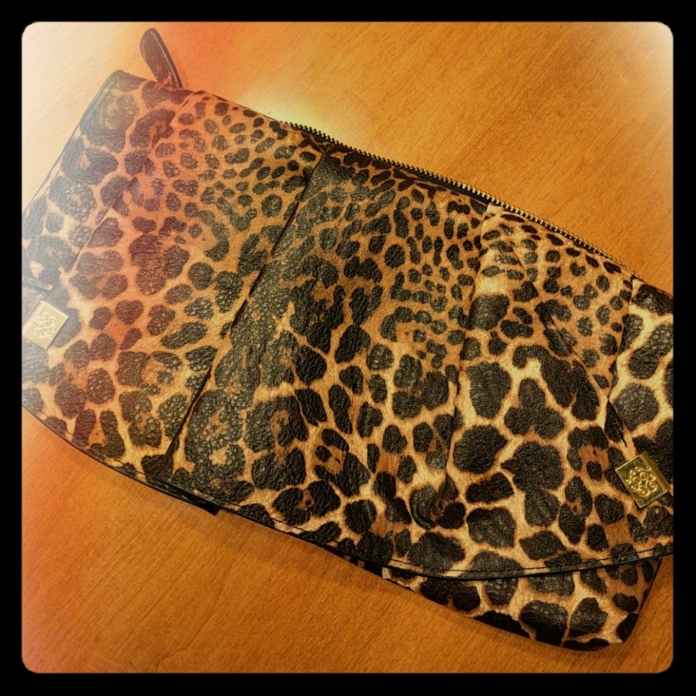 Leopard clutch